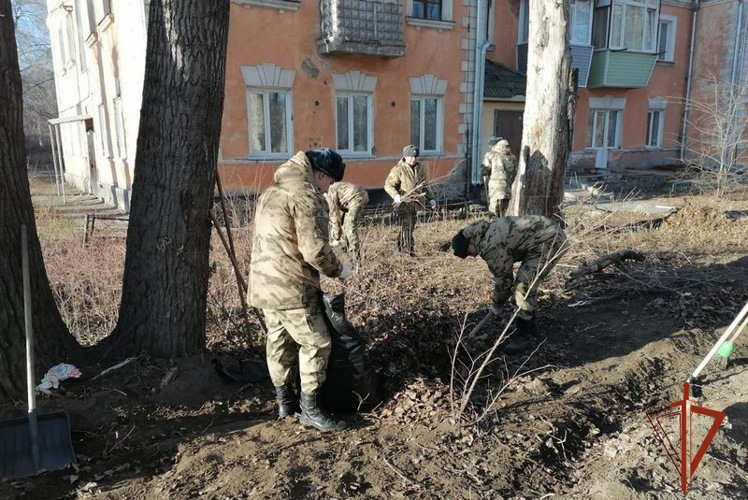 Росгвардейцы приняли участие в субботнике на аллее памяти