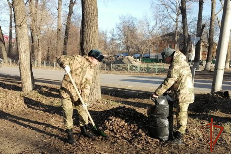 Росгвардейцы приняли участие в субботнике на аллее памяти