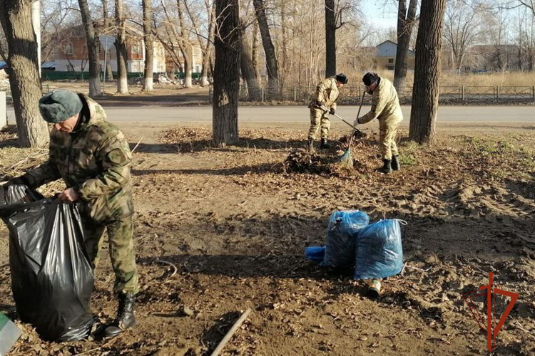 Росгвардейцы приняли участие в субботнике на аллее памяти