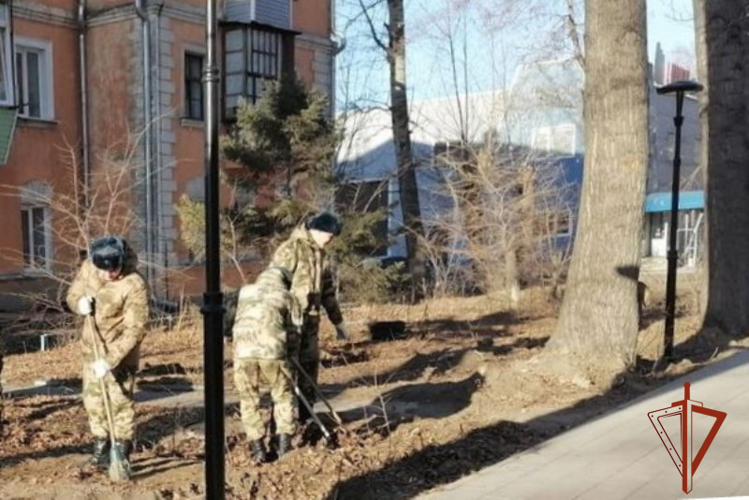 Росгвардейцы приняли участие в субботнике на аллее памяти