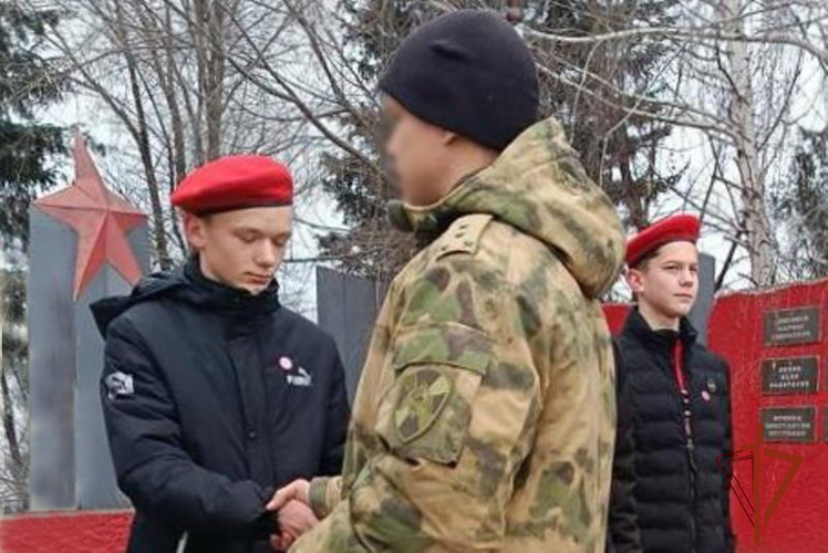 Офицеры Росгвардии поздравили школьников со вступлением в ряды Юнармии