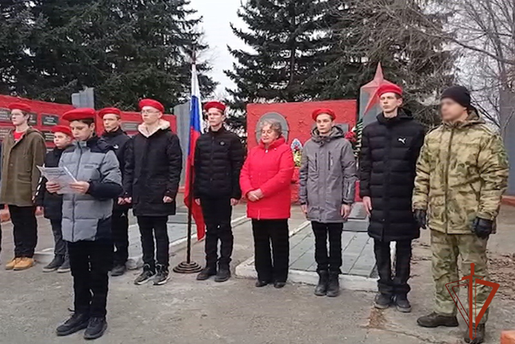 Офицеры Росгвардии поздравили школьников со вступлением в ряды Юнармии
