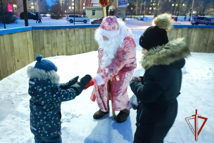 Росгвардейский Дед мороз продолжает дарить новогоднее настроение юным жителям алтайского региона