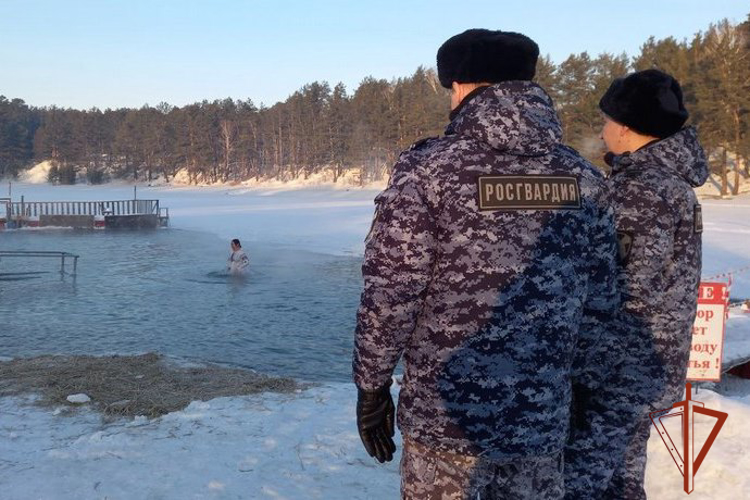 Патрули Росгвардии дежурят возле крещенских купелей