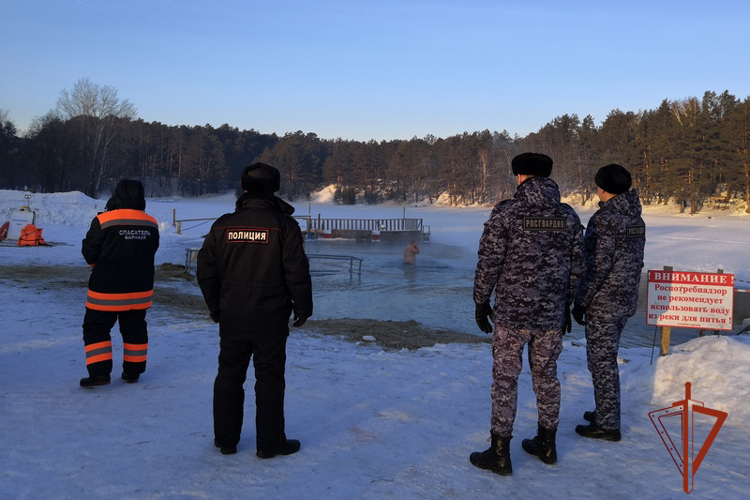 Патрули Росгвардии дежурят возле крещенских купелей