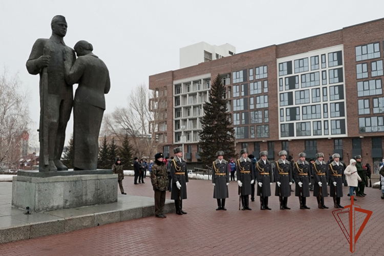Росгвардейцы приняли участие в мероприятиях, посвящённых 80-летию полного освобождения Ленинграда от блокады