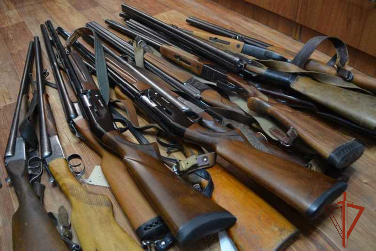 Жители края добровольно сдали в Росгвардию 48 единиц незаконно хранящегося оружия