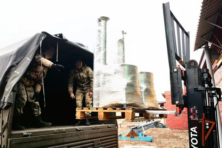 Жители Алтайского края передали новогодние подарки и гуманитарную помощь росгвардейцам в зону СВО