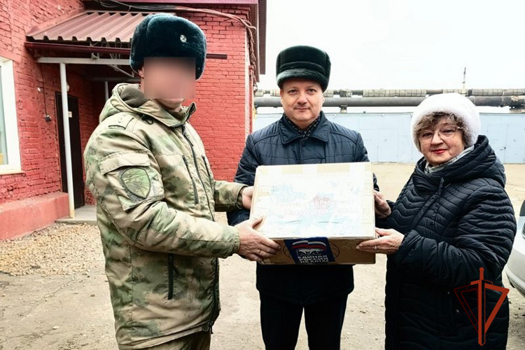 Жители Алтайского края передали новогодние подарки и гуманитарную помощь росгвардейцам в зону СВО