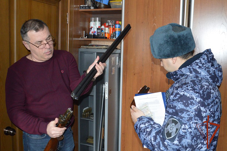 Сотрудники подразделений государственного контроля и лицензионно-разрешительной работы Росгвардии отмечают профессиональный праздник 