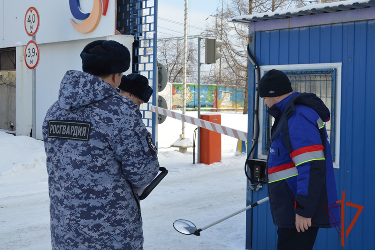 Сотрудники подразделений государственного контроля и лицензионно-разрешительной работы Росгвардии отмечают профессиональный праздник 