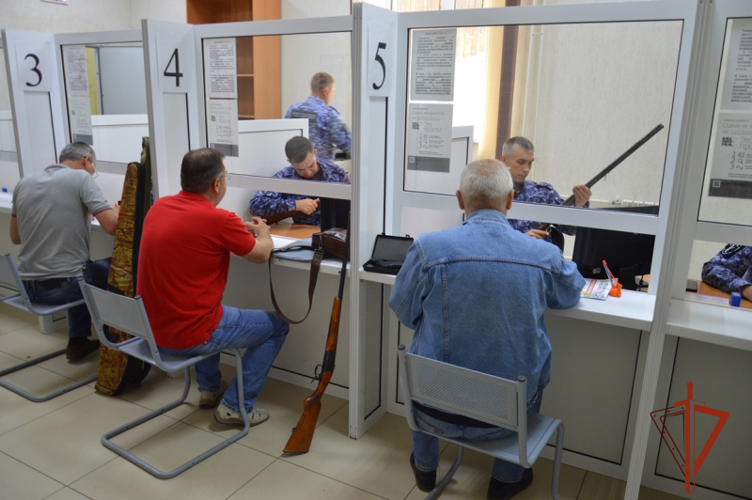 Сотрудники подразделений государственного контроля и лицензионно-разрешительной работы Росгвардии отмечают профессиональный праздник 