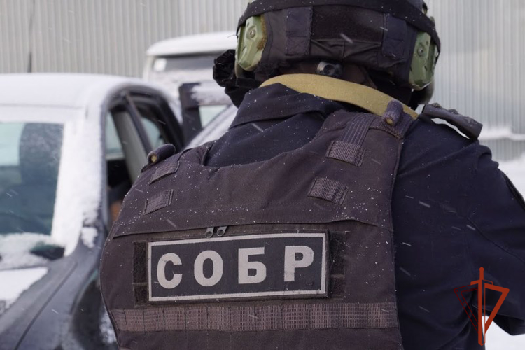 Спецназ Росгвардии задержал наркоторговцев в Барнауле