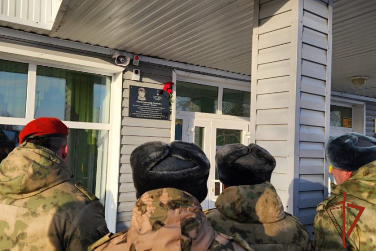 Росгвардейцы почтили память боевых товарищей