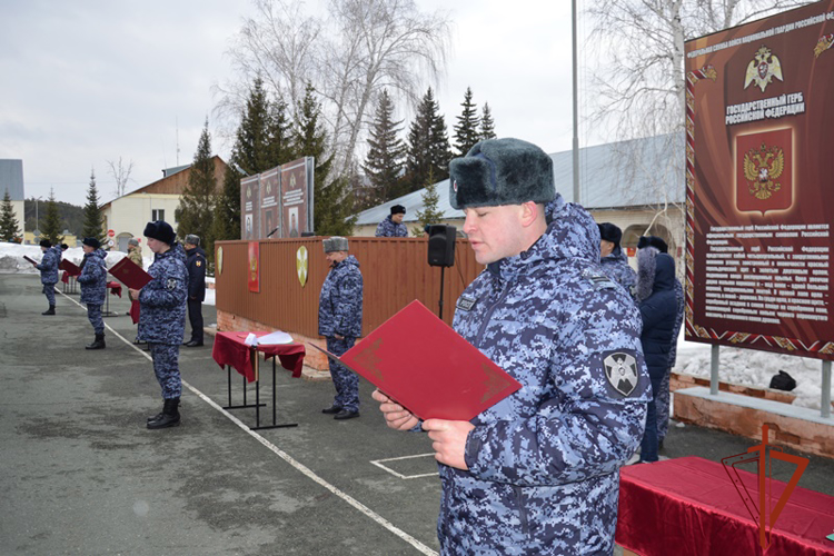 Новобранцы Росгвардии присягнули на верность родине
