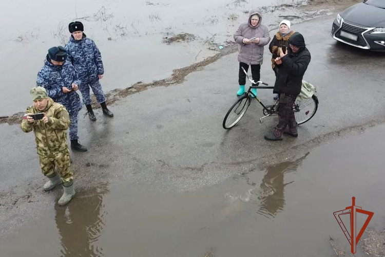 Росгвардейцы помогают жителям Алтайского края,  которые оказались в зонах подтопления 
