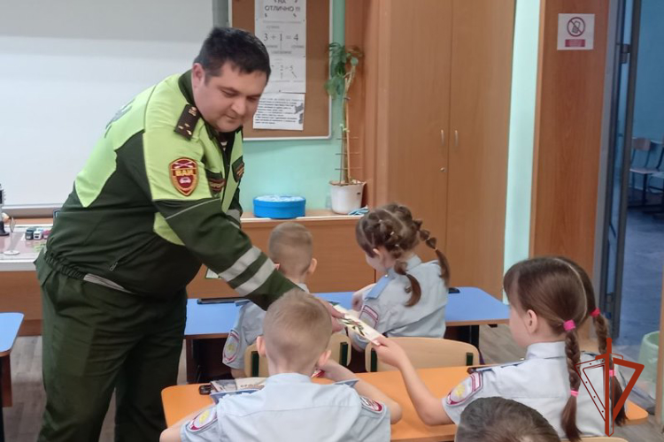 Инспектор Росгвардии провел занятие для школьников