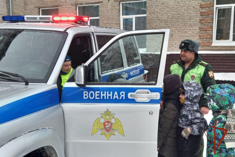 Инспектор Росгвардии провел занятие для школьников