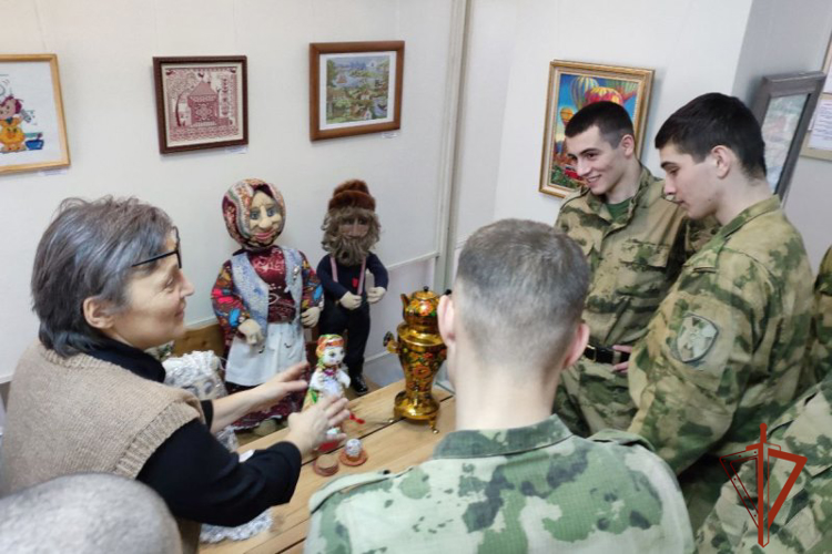 Военнослужащие рубцовского полка Росгвардии посетили выставку декоративно-прикладного искусства «Живое ремесло»