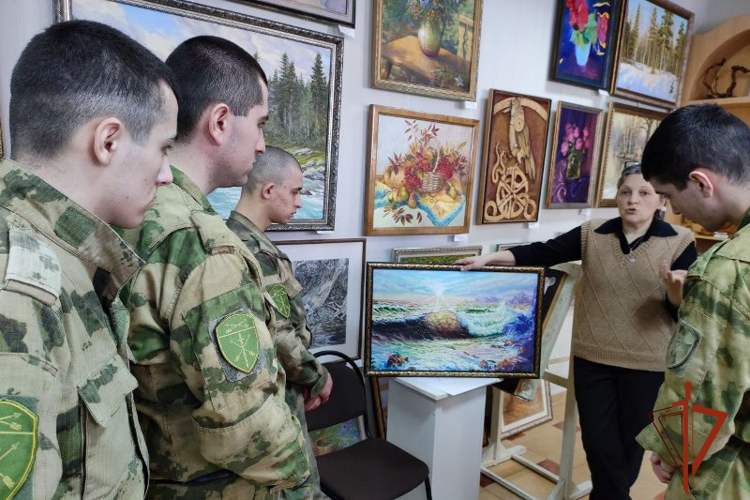 Военнослужащие рубцовского полка Росгвардии посетили выставку декоративно-прикладного искусства «Живое ремесло»