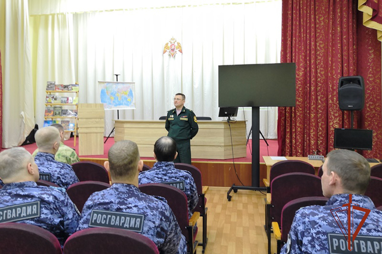 Рабочая группа под руководством начальника главного военно-политического управления Росгвардии провела работу в подразделениях регионального ведомства