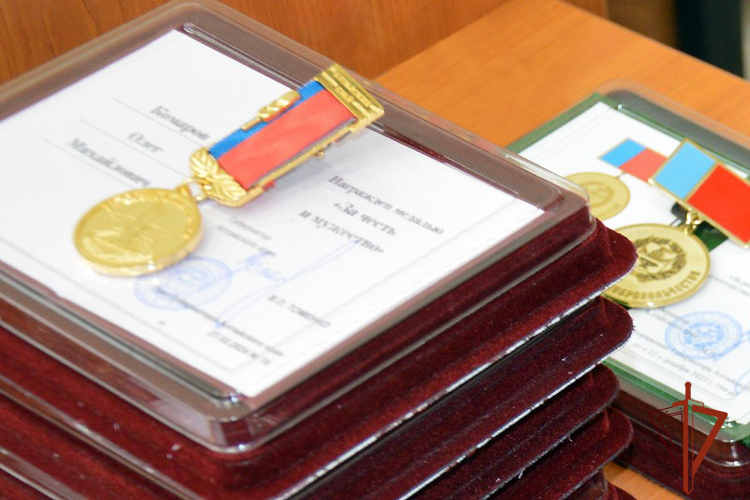 Офицерам Росгвардии вручены медали "За честь и мужество"