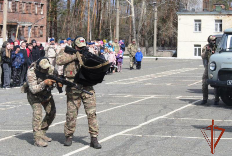 Бийский полк Росгвардии открыл свои двери для гостей в честь профессионального праздника