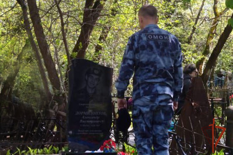 Росгвардейцы почтили память погибшего офицера