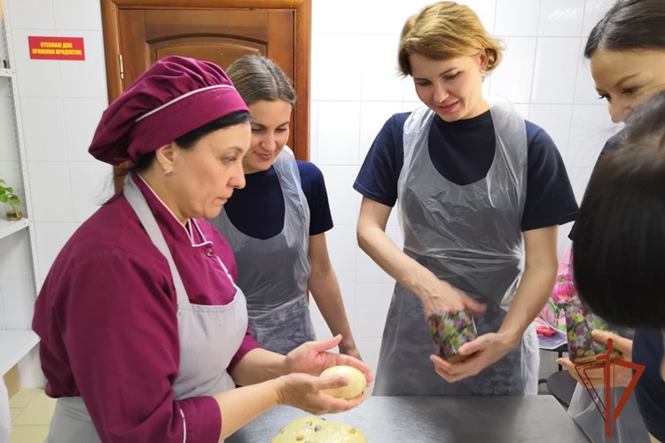 Мастер-класс по выпечке пасхальных куличей прошел в региональном ведомстве