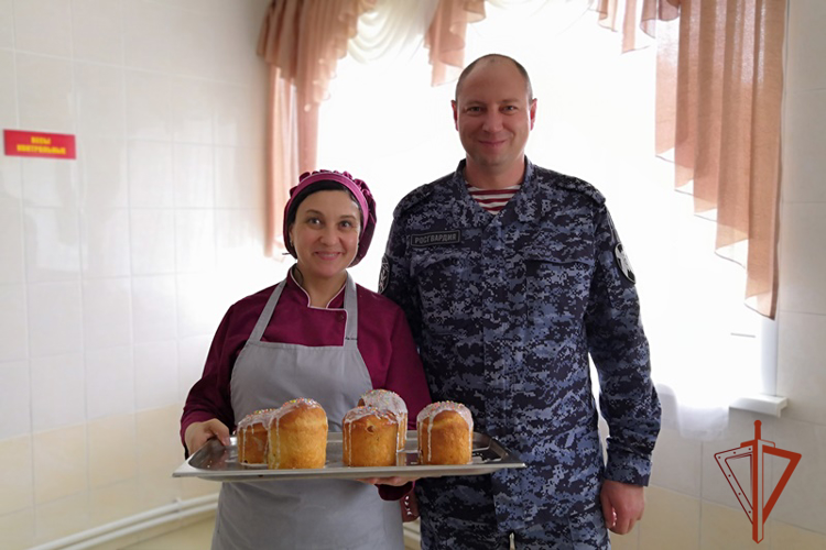 Мастер-класс по выпечке пасхальных куличей прошел в региональном ведомстве