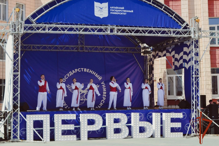 Офицер Росгвардии стал участником церемонии вручения паспортов