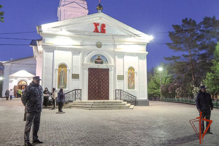 Росгвардейцы обеспечили безопасность прихожан в Пасхальную ночь