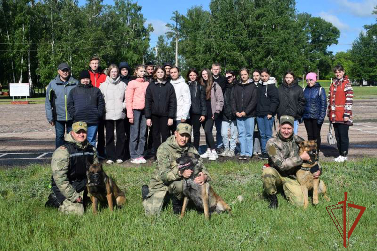 В полку Росгвардии организовали экскурсию для старшеклассников