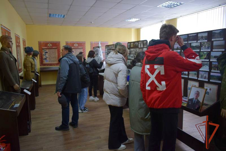 В полку Росгвардии организовали экскурсию для старшеклассников