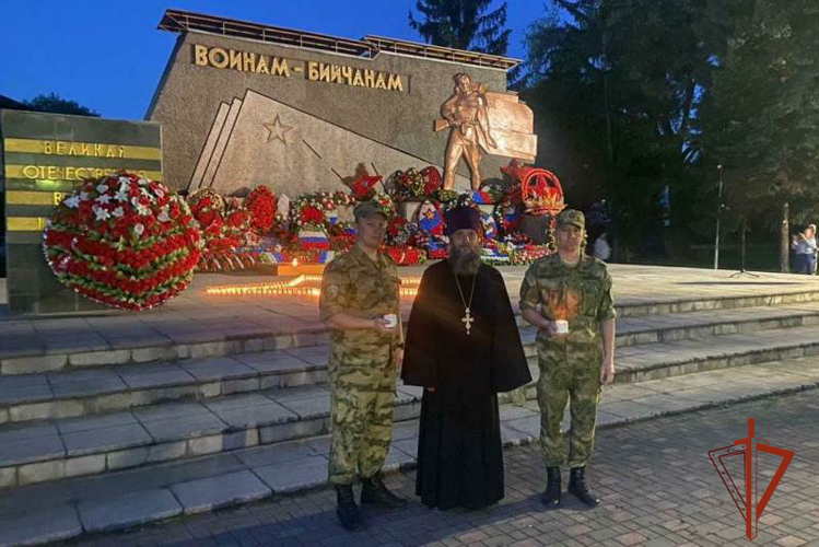 С участием росгвардейцев прошли мероприятия в День памяти и скорби