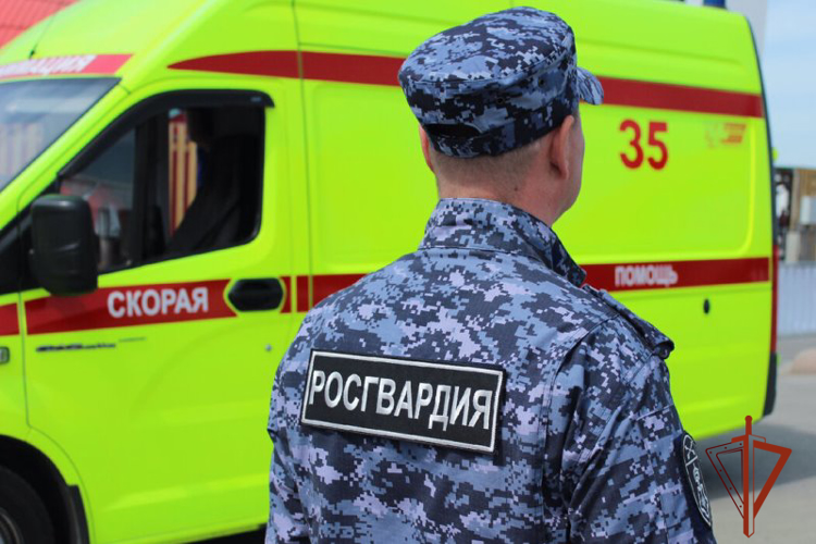 Росгвардейцы оказали помощь потерявшему сознание барнаульцу