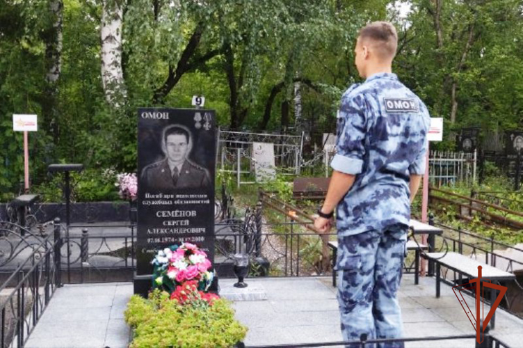 В Барнауле прошёл день памяти сотрудника ОМОН Сергея Семенова