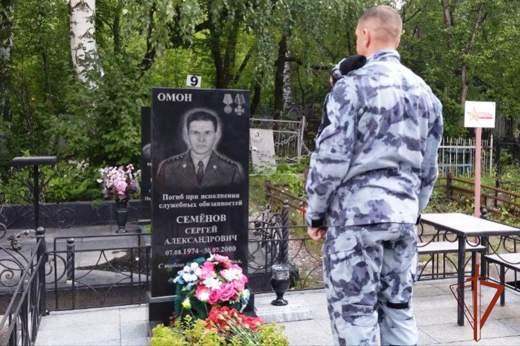В Барнауле прошёл день памяти сотрудника ОМОН Сергея Семенова