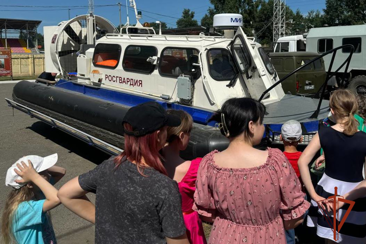 Росгвардейцы пригласили в гости ребят – воспитанников бийского центра для несовершеннолетних