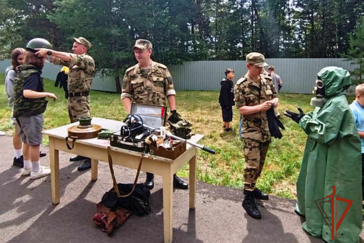 Акция «Каникулы с Росгвардией» прошла в бийском летнем лагере