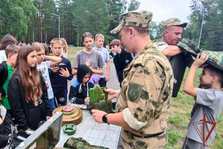 Акция «Каникулы с Росгвардией» прошла в бийском летнем лагере