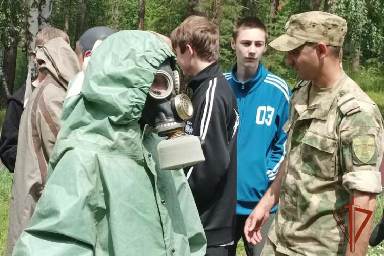 Акция «Каникулы с Росгвардией» прошла в бийском летнем лагере