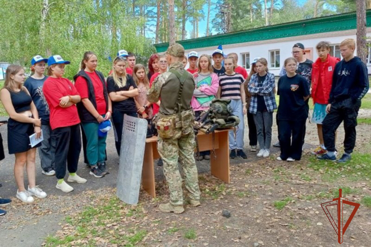 Офицеры ОМОН провели встречу со старшеклассниками