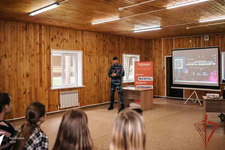 Офицеры ОМОН провели встречу со старшеклассниками