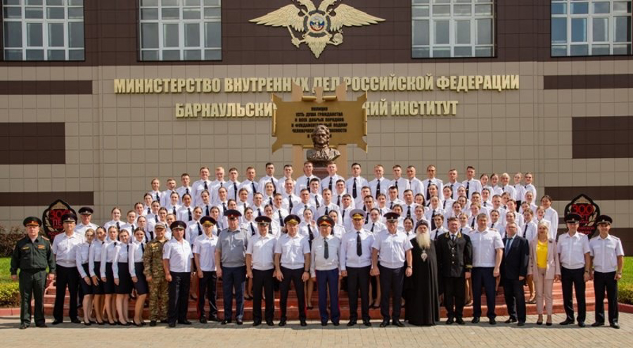 Представитель краевого управления Росгвардии поздравил выпускников БЮИ