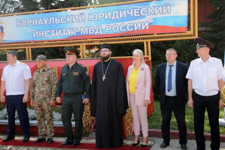 Представитель краевого управления Росгвардии поздравил выпускников БЮИ