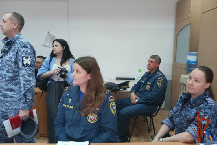 Росгвардия продолжит обеспечивать безопасность школ 
