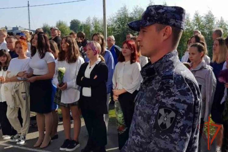 Сотрудники Росгвардии обеспечивают безопасность школьных линеек