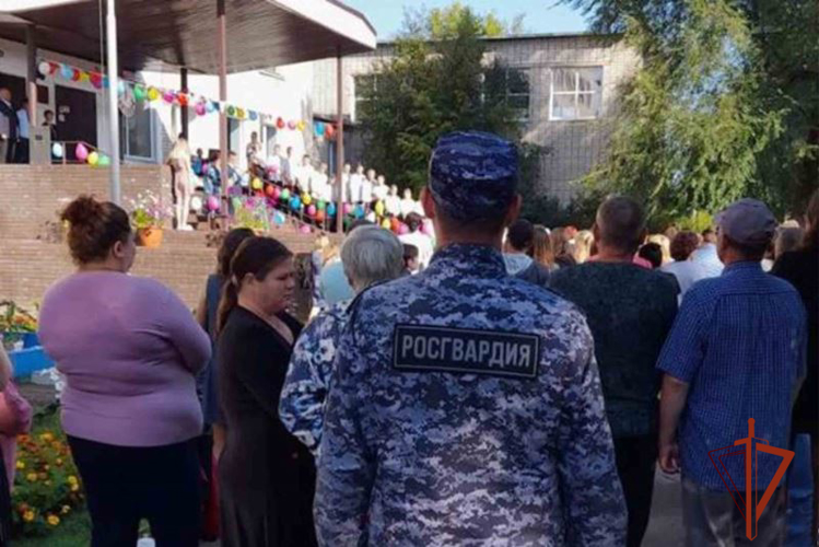 Сотрудники Росгвардии обеспечивают безопасность школьных линеек