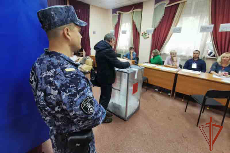 Росгвардейцы обеспечили правопорядок и безопасность в Единый день голосования